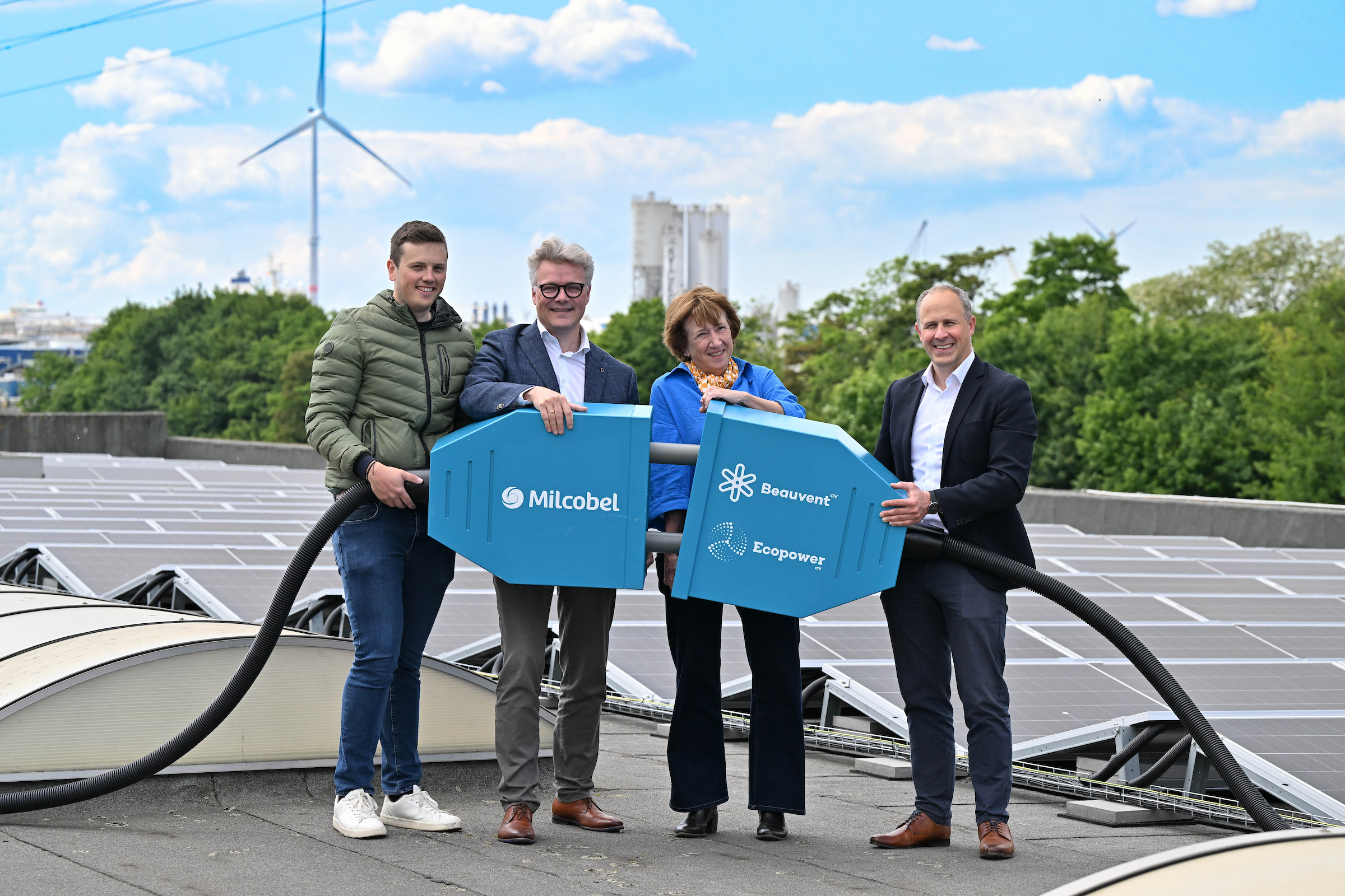 Presentatie van zonnepanelenproject Ecopower en Beauvent op de daken van Milcobel te Kallo met Joren De Groote en Peter Grugeon, CEO Milcobel, Greet de Gueldre, vicevoorzitter Ecopower, en Frédéric Haghebaert, Algemeen Directeur Beauvent.