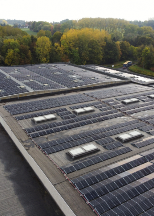 Zonnepanelen op het dak bij Incoplas in Ronse